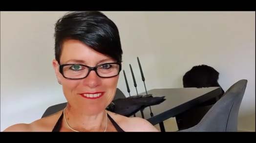 Geile Milf mit dicken Titten ist live vor der Cam